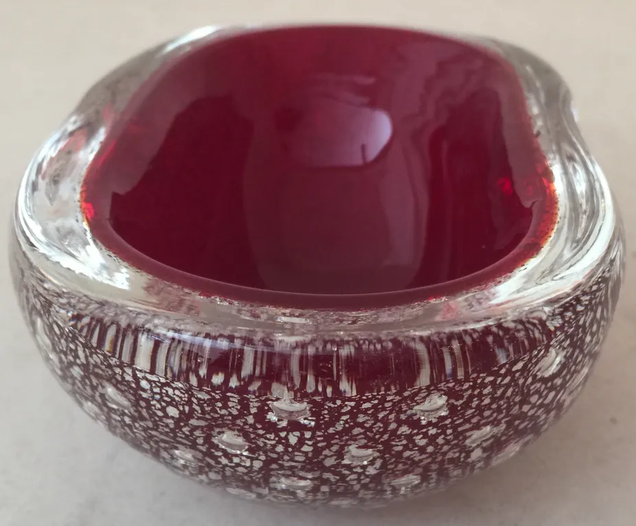 antikes murano-glas, rote und weiße Farbtöne, unverwechselbares Design