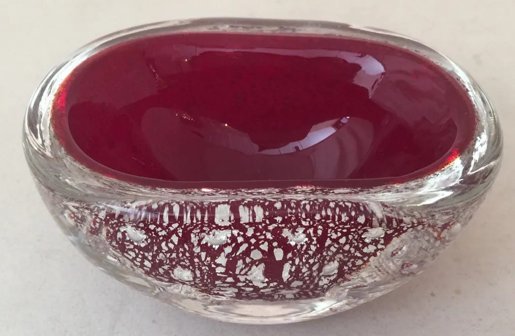 cuenco antiguo de cristal de murano en rojo con detalles plateados