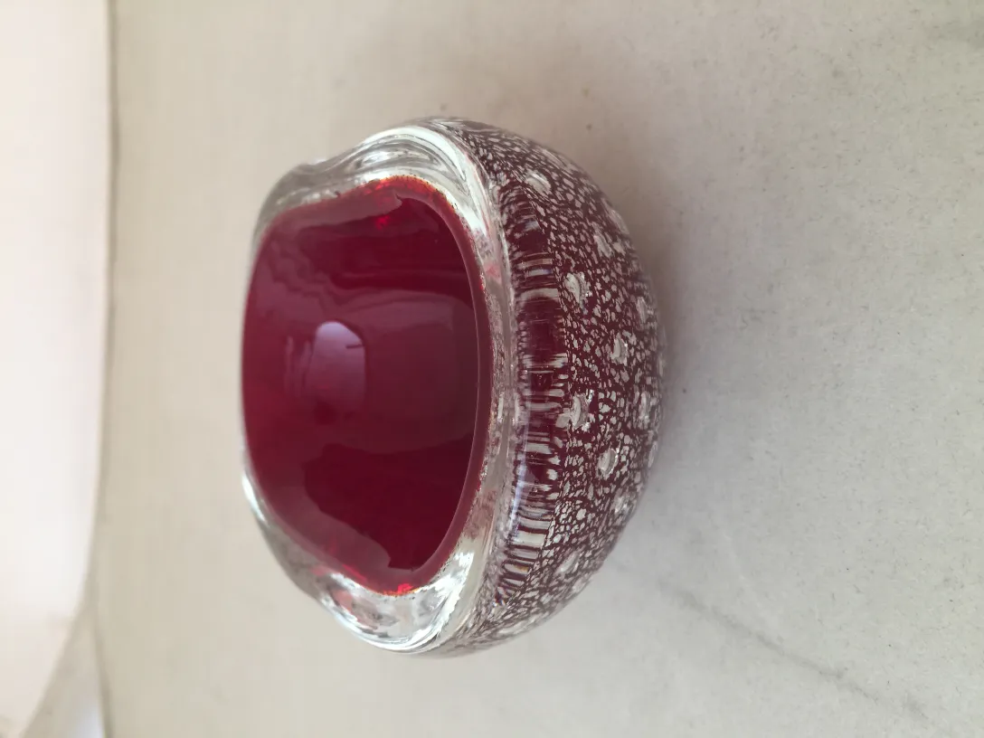 antike rote Murano-Glas-Schüssel mit Details