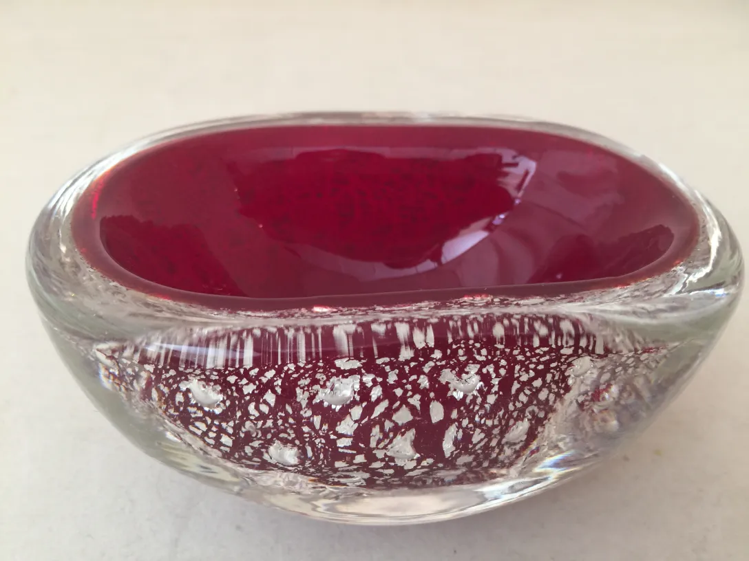 murano-glas skulptur in ovaler form, rote farbe