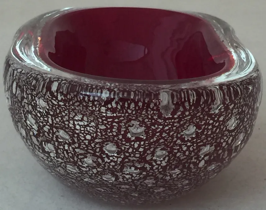 magnifique cristal de murano avec forme arrondie et intérieur rouge, orné de points blancs
