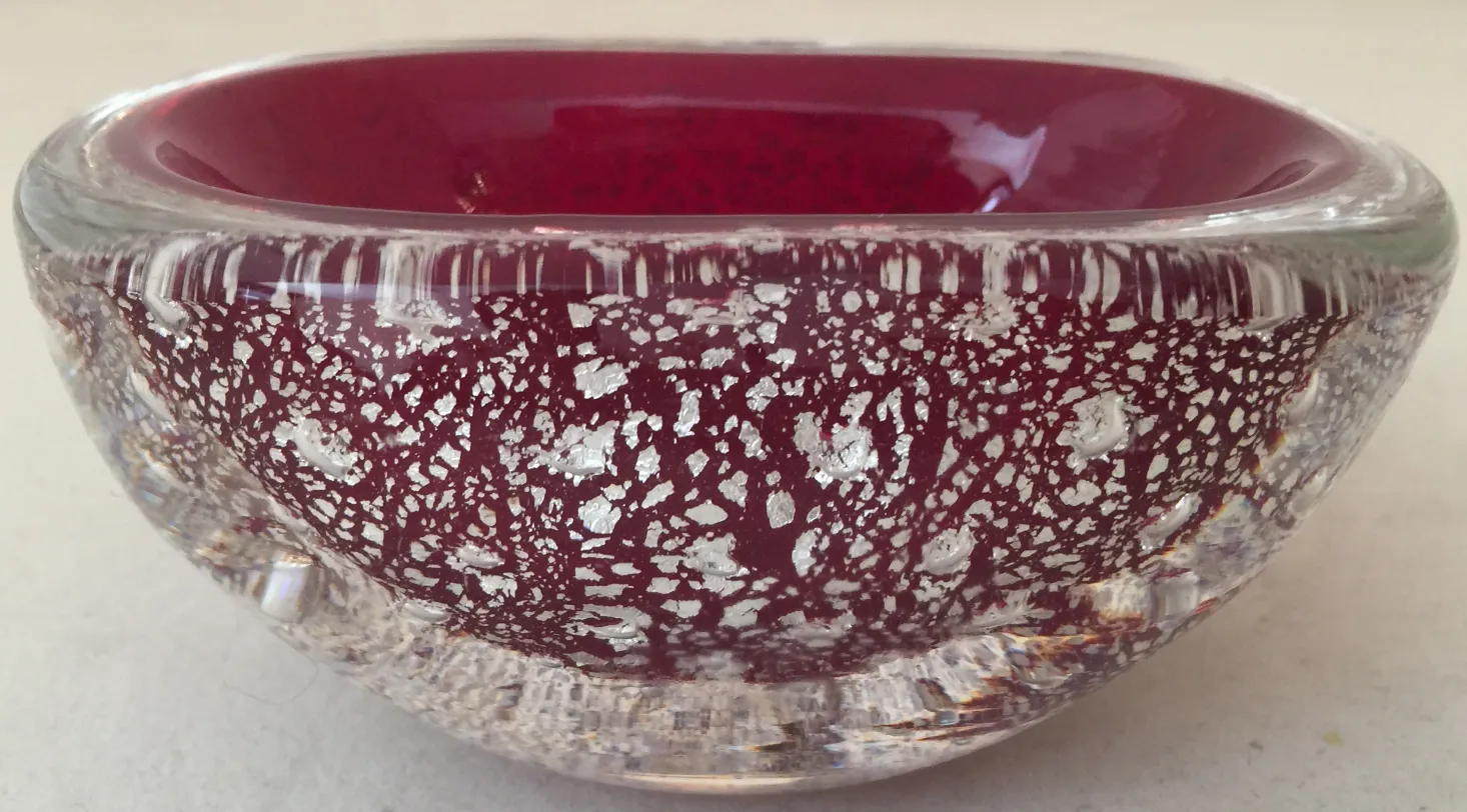 bol en cristal de murano de couleur bordeaux avec des détails argentés, décoratif