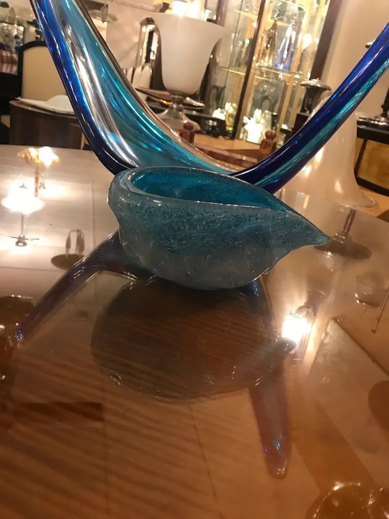 hermoso cristal de murano con tonos azules en una mesa