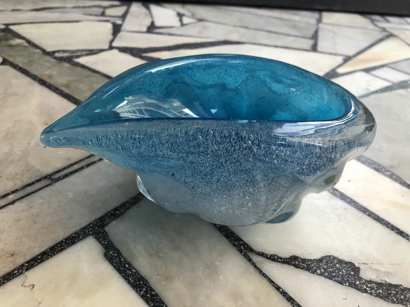 穆拉诺玻璃蓝色雕塑在浅色背景上