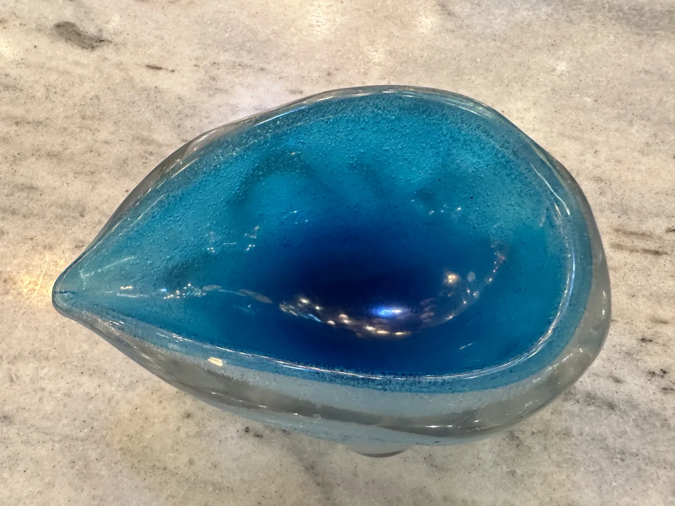 plat ancien en cristal de murano bleu en forme de feuille