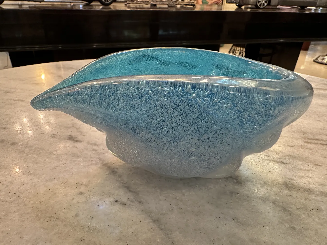 pieza decorativa en forma de hoja de cristal azul