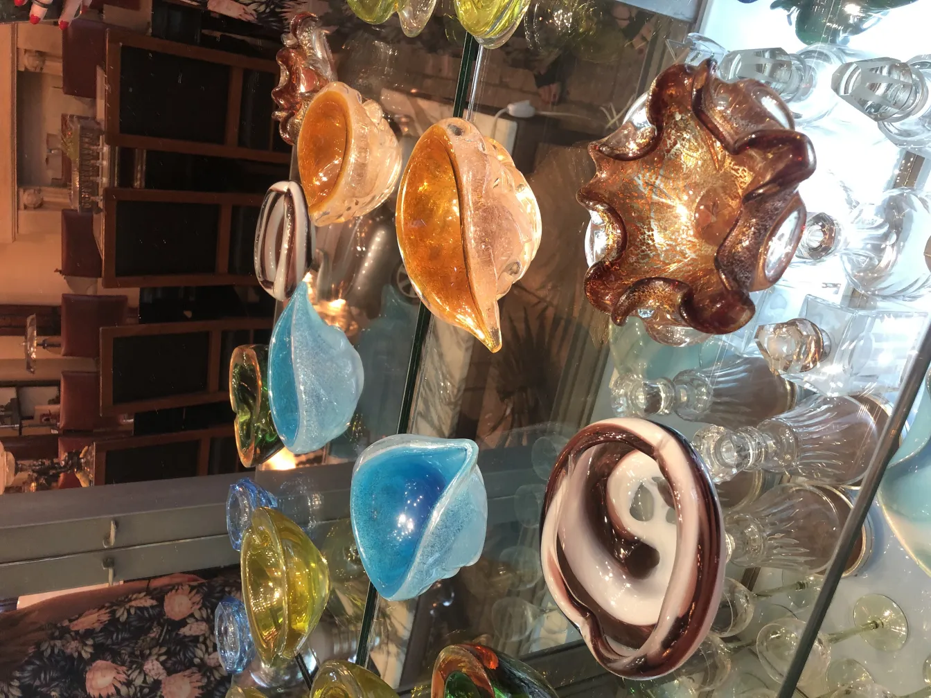 varietà di vetro di murano antico in diverse forme e colori