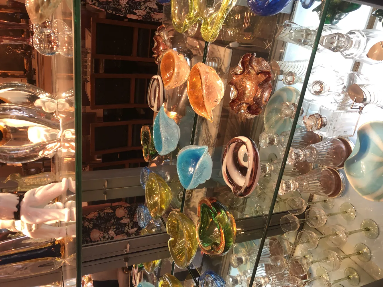 variété d'anciens cristaux de Murano aux couleurs vives et aux formes variées