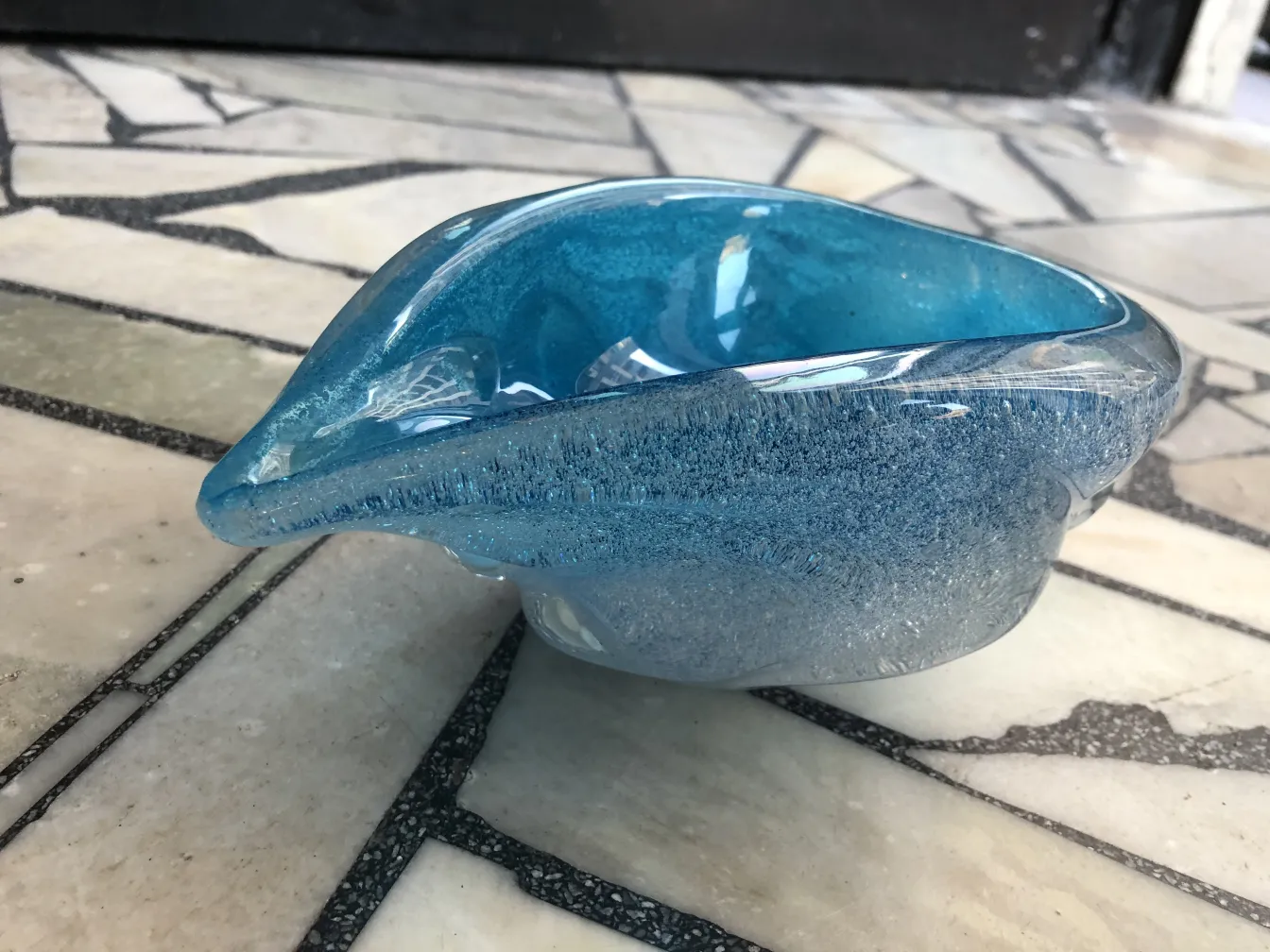 tigela azul de cristal de murano com design curvado elegante