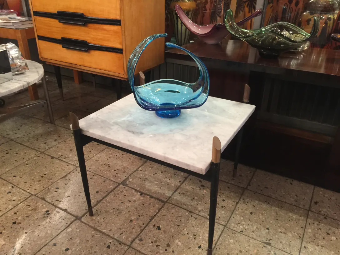 زجاج مورانو الأزرق الجميل على طاولة من الرخام