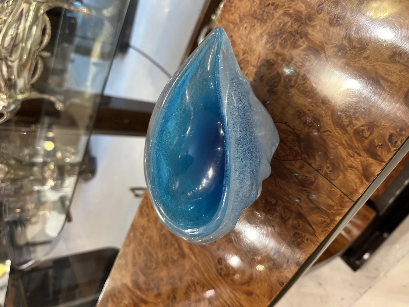 bella pezzo di vetro di murano blu con forma elegante in un ambiente vintage