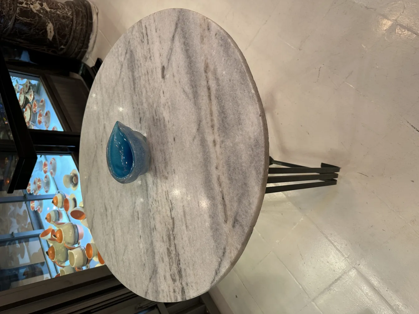 Cristallo di Murano blu su tavolo in marmo, ambiente elegante.