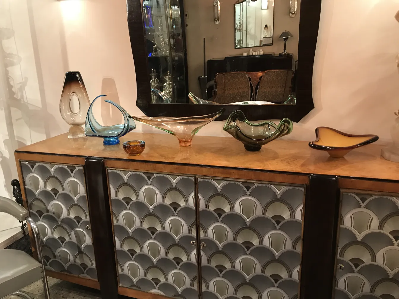 antiques ciotole e figure in vetro di murano in un ambiente elegante