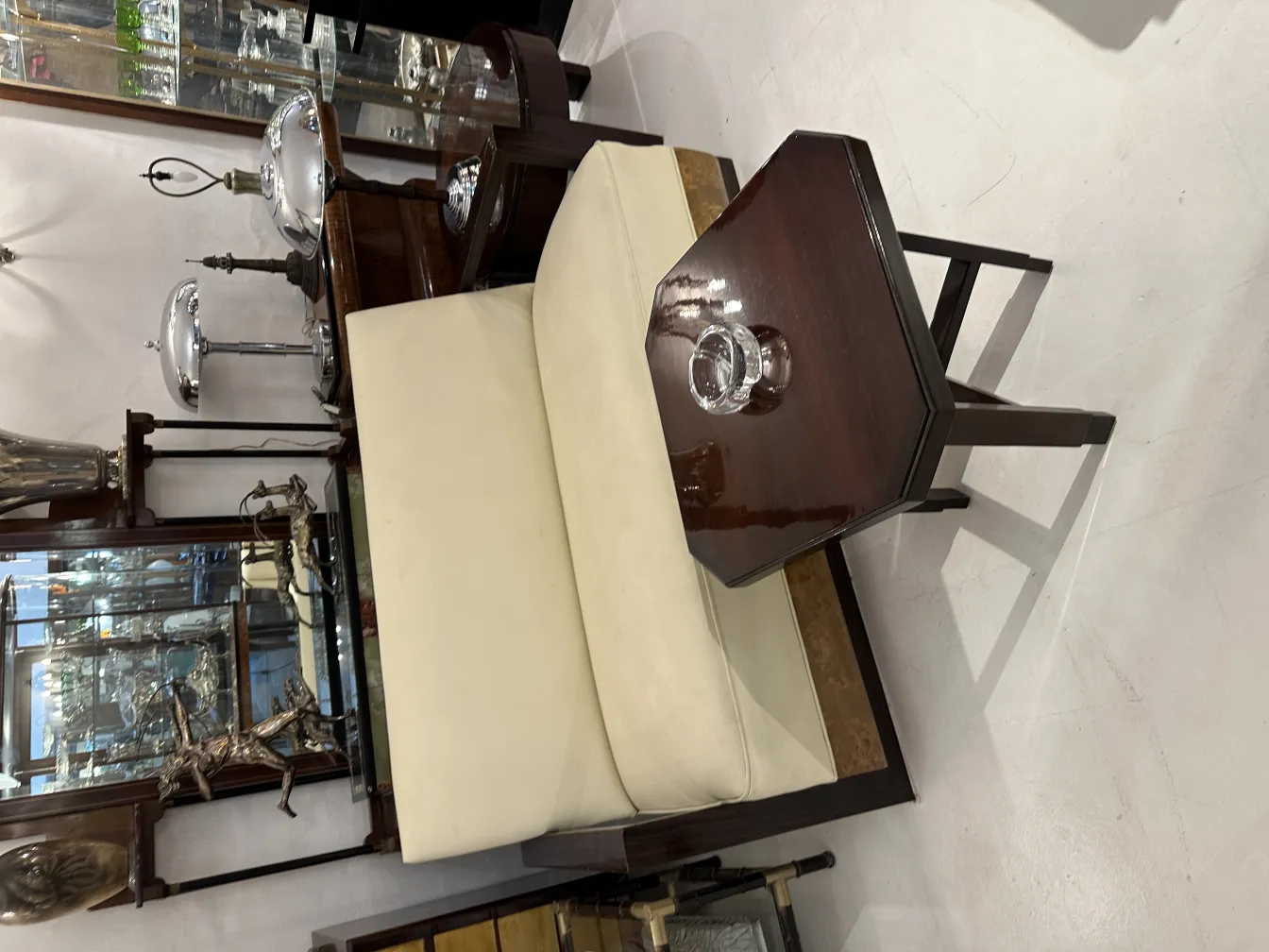 antikes sofa mit murano-glas, elegante dekoration