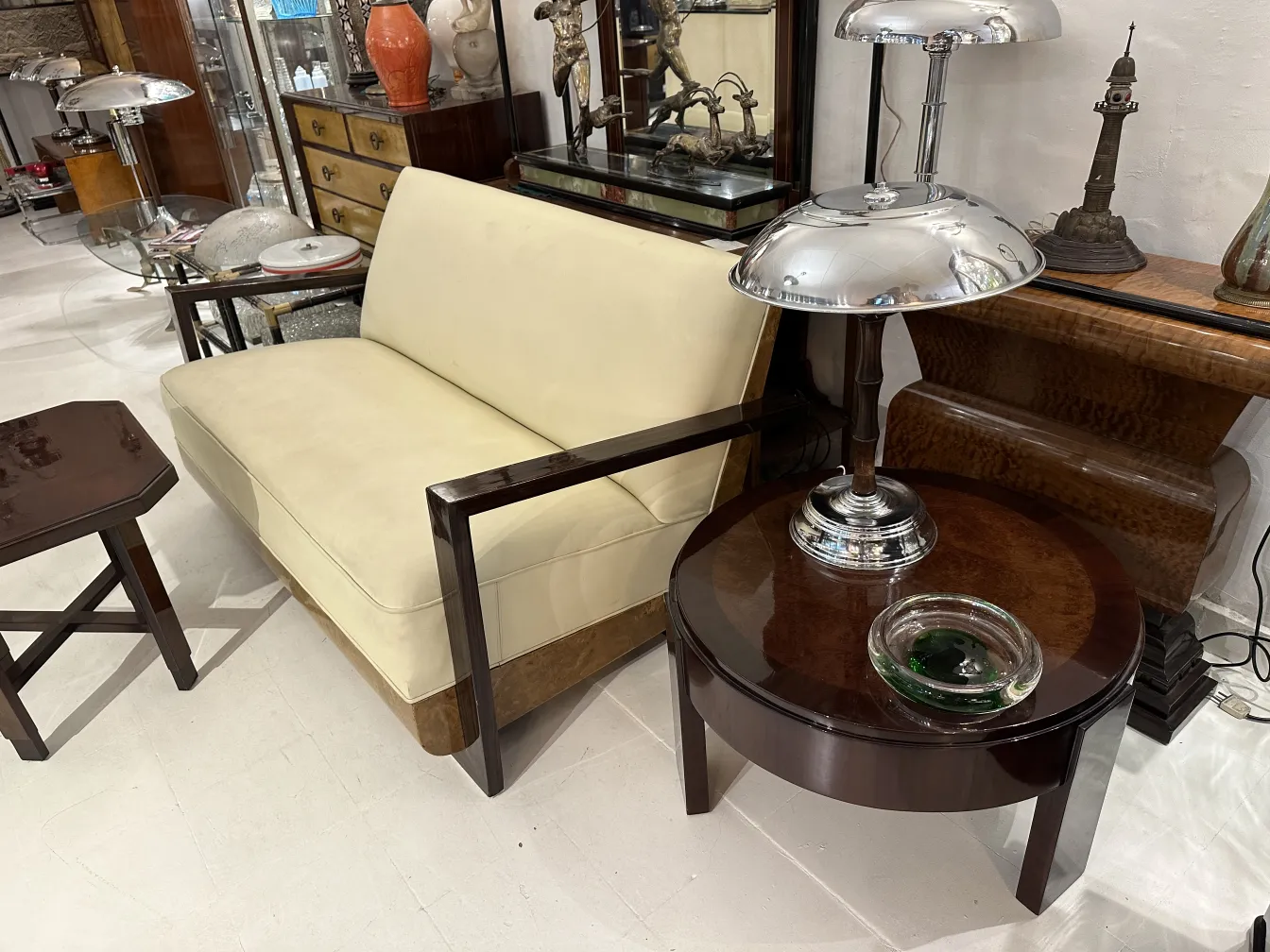 테이블 위의 고전적인 무라노 유리 장식