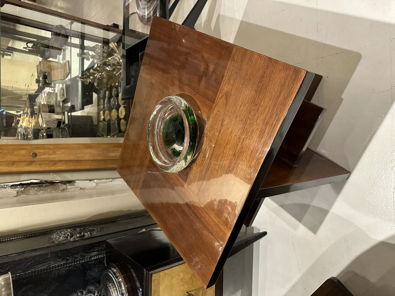 tazza in vetro di murano verde su tavolo in legno