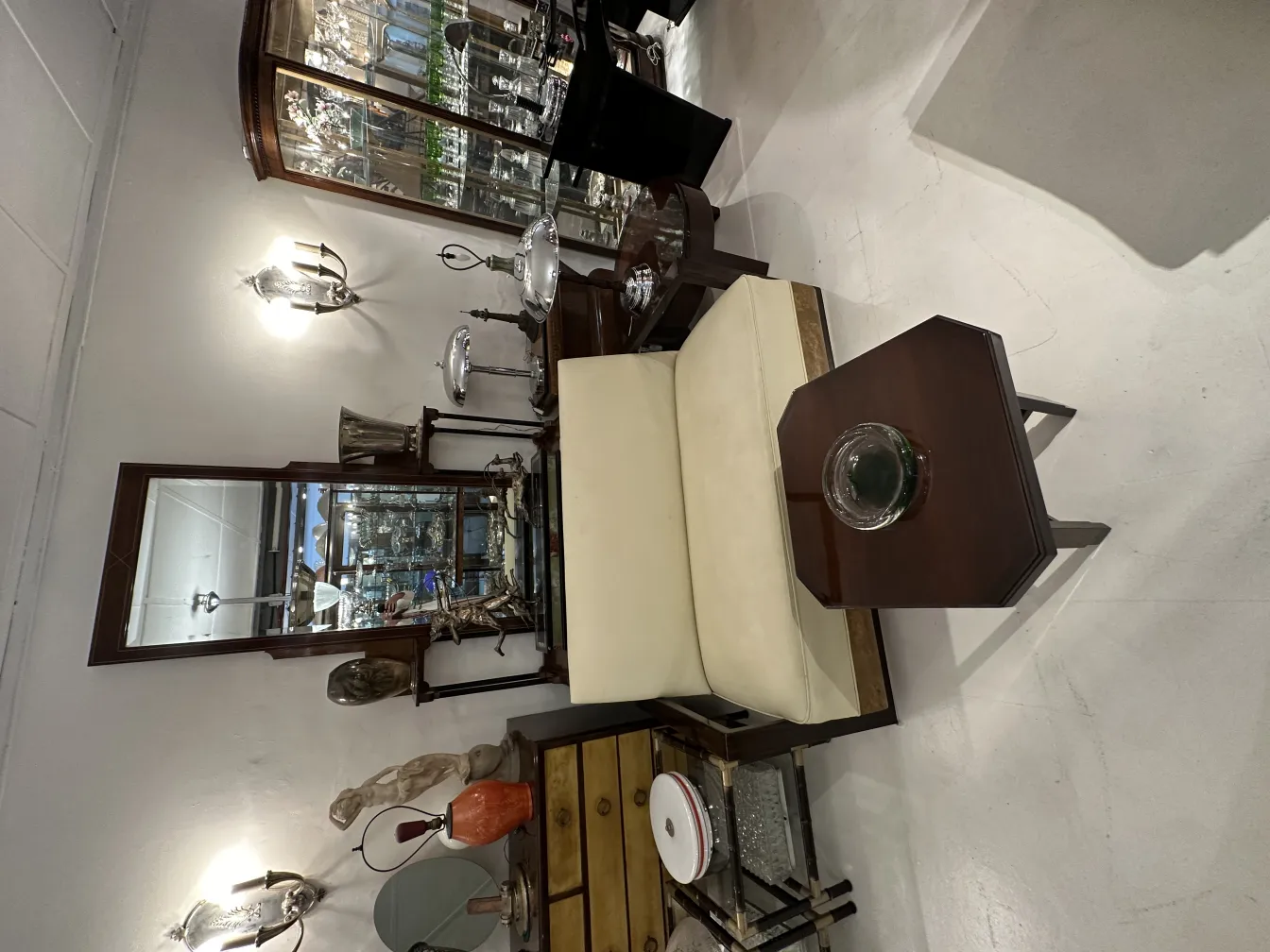 Antiker Stuhl und Tisch mit Murano-Glasdekoration