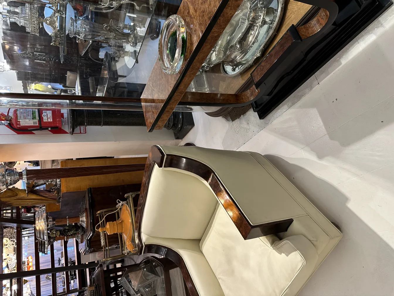 Une pièce ancienne en cristal de Murano dans un cadre accueillant.