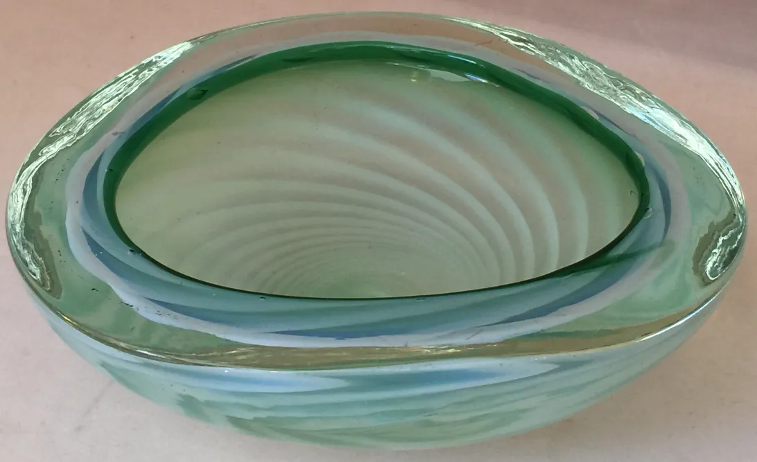 antico vetro di murano in tonalità verdi, forma ovale