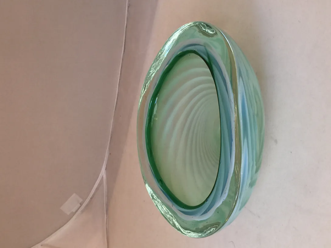 antico oggetto decorativo in vetro di murano verde con forme morbide