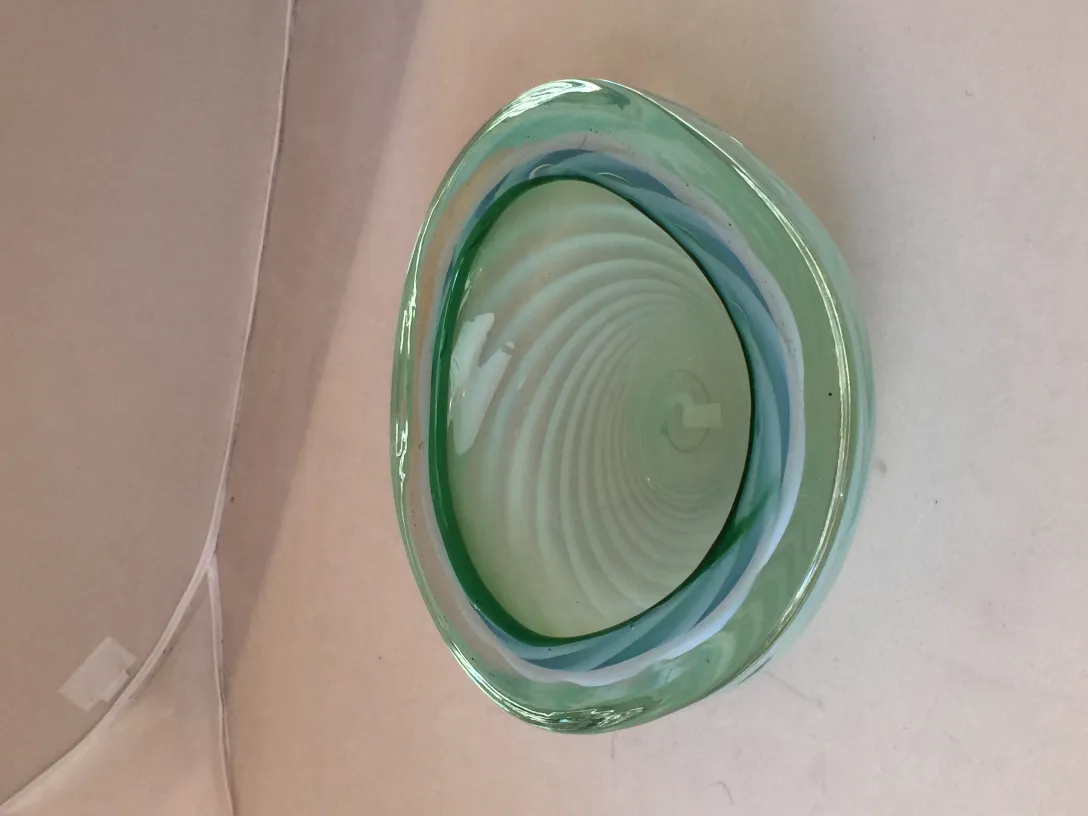 pieza de cristal de murano con suave color verde y blanco, forma ovalada