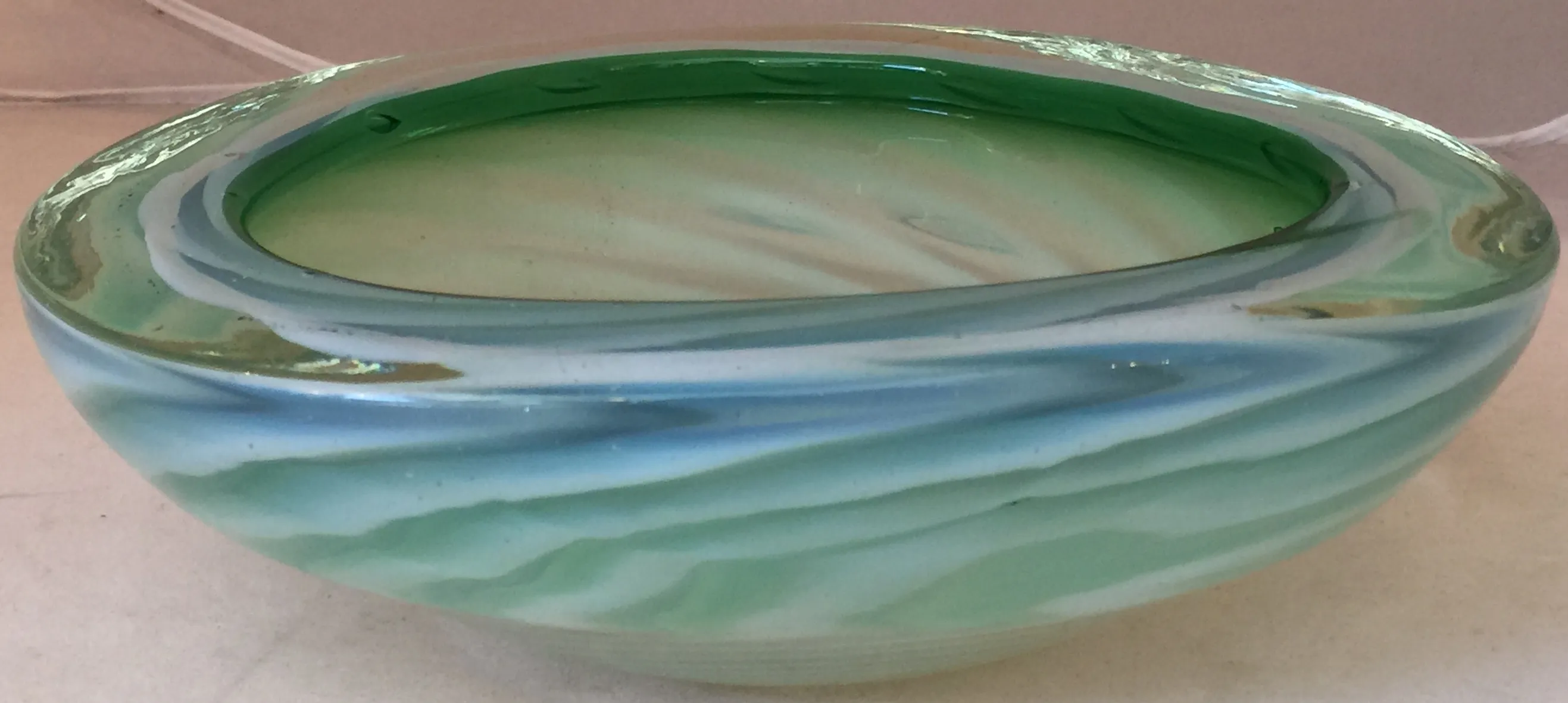 Antigua pieza decorativa de cristal de murano en tonos azules y verdes, con un diseño fluido.