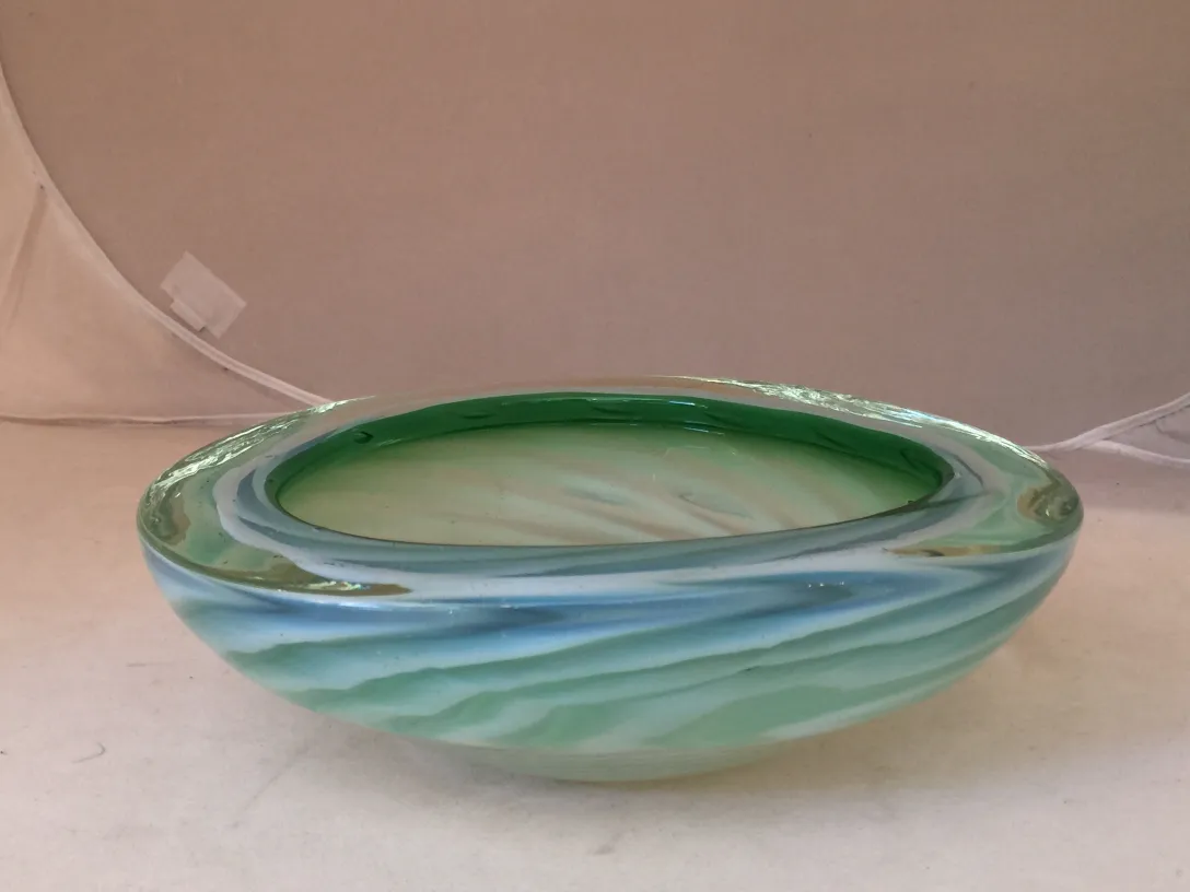 dekorative schüssel aus murano-glas in grünen farben