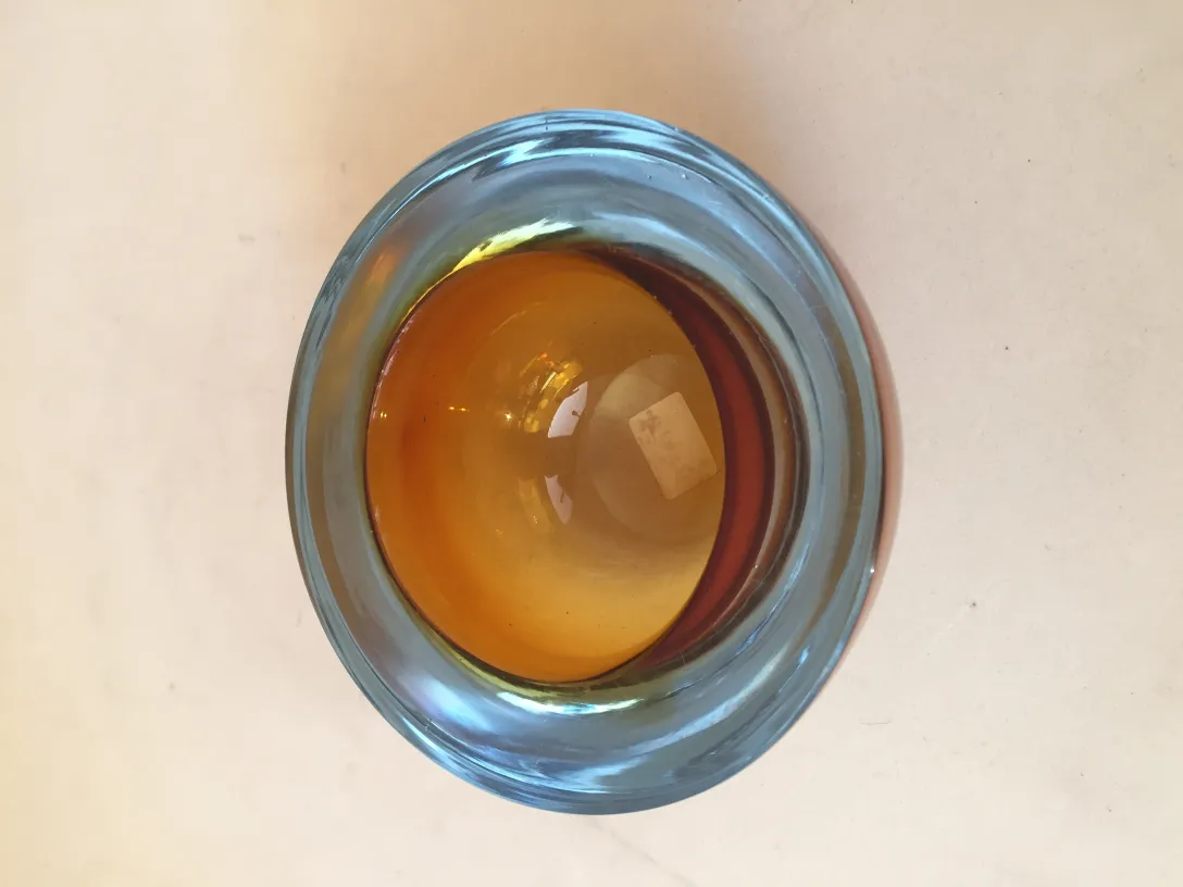 pièce de cristal de murano avec des détails jaunes et oranges