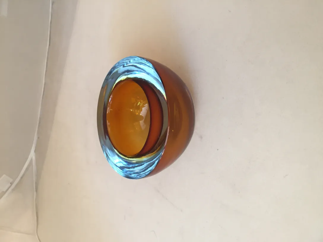 古老的穆拉诺玻璃琥珀色和蓝色阴影