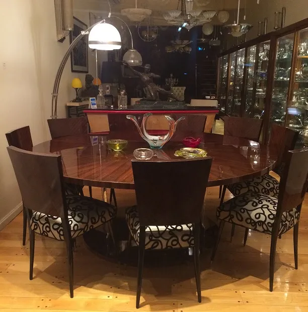 Antico vetro di Murano con colori vivaci su un tavolo da pranzo