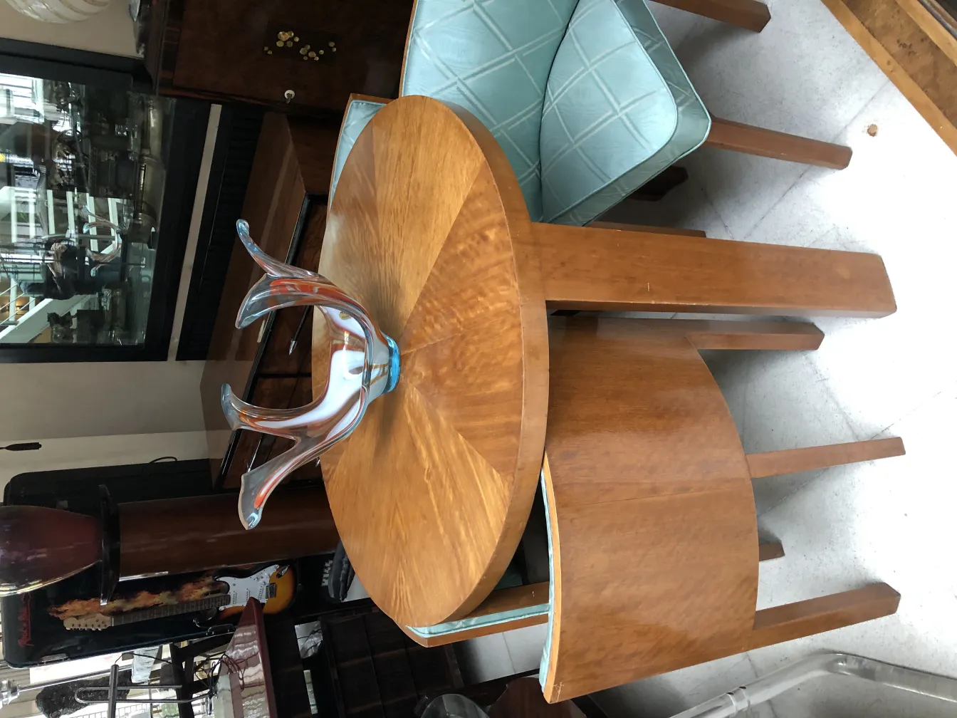 زجاج مورانو القديم بشكل فني مع ألوان زاهية في بيئة حديثة