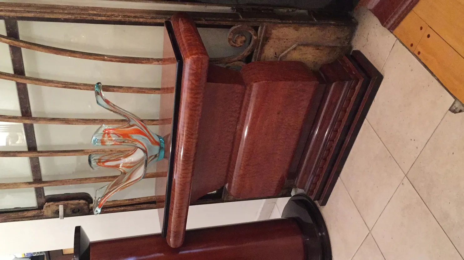 elegante vetro di murano con dettagli colorati