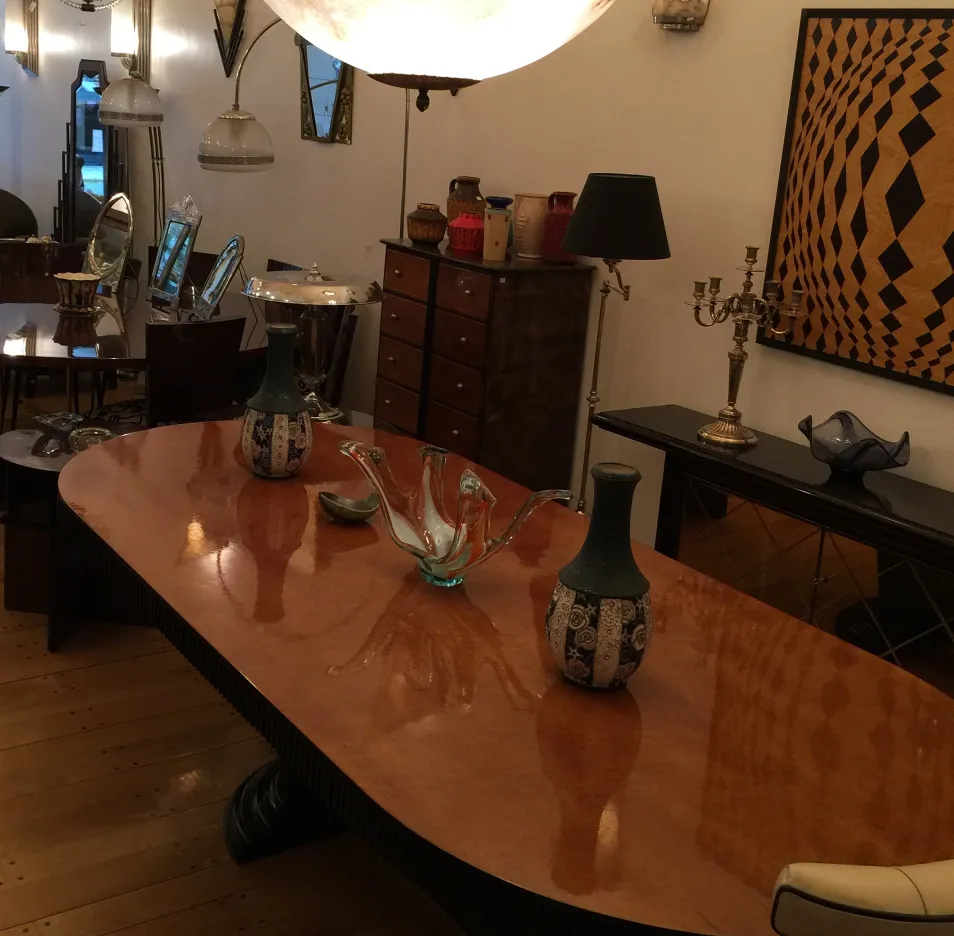 dekorratives antikes Murano-Glas auf elegantem Tisch