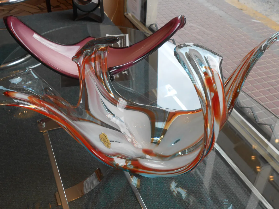 Antikes Murano-Glas in lebhaften Farben und fließenden Formen, dekorativ in der Vitrine