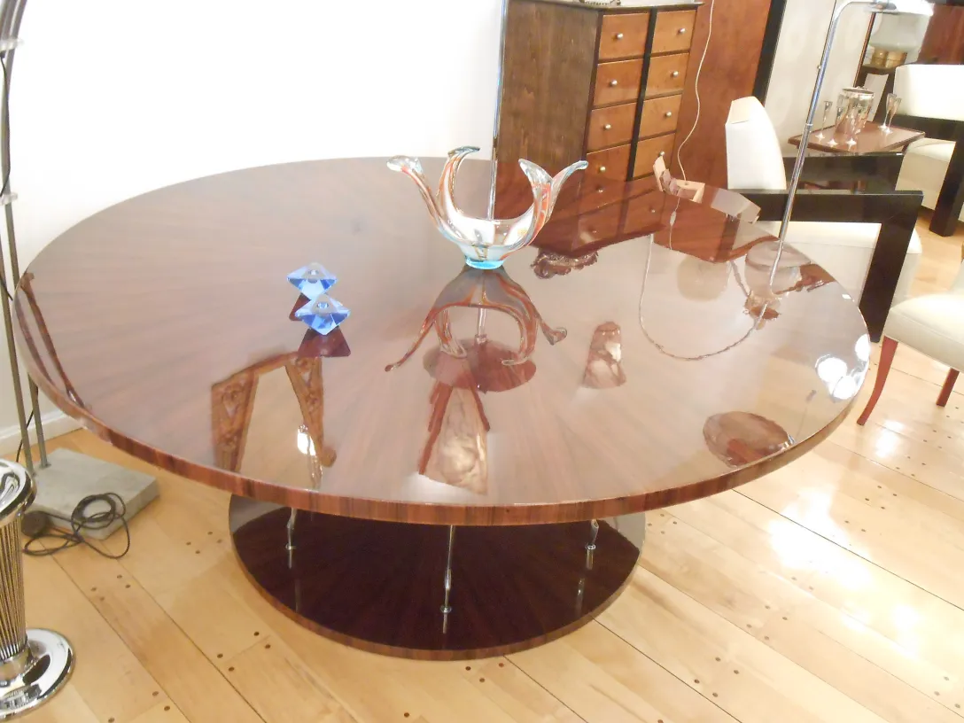 pieza decorativa antigua de cristal de murano con colores vibrantes, sobre mesa de madera