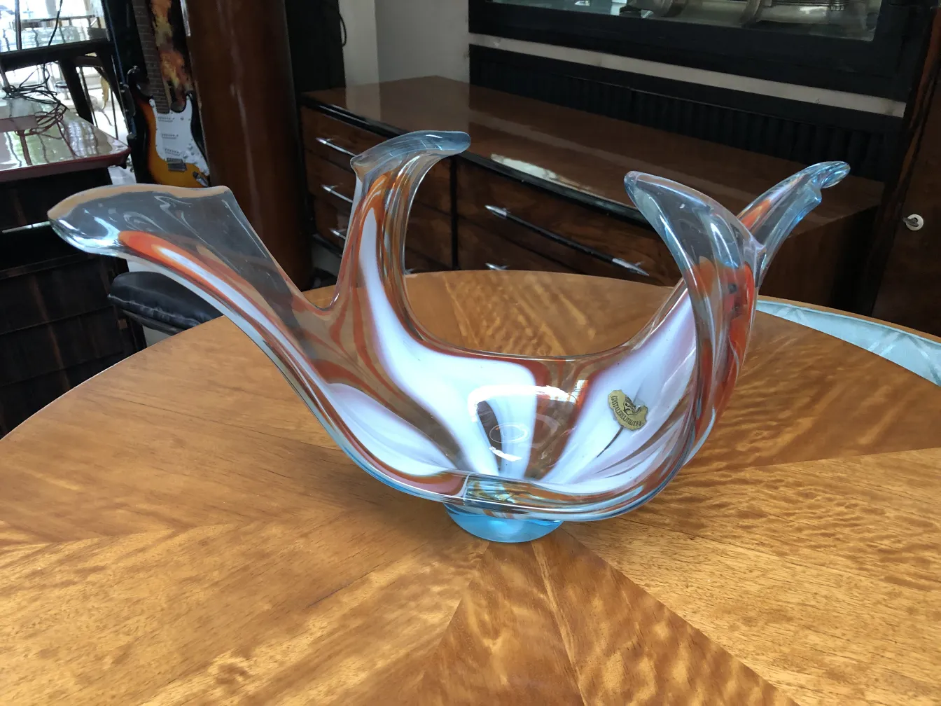 Belo cristal de Murano antigo com design fluido em cores claras.