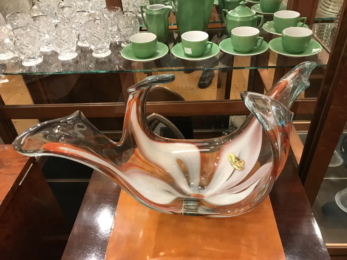 scultura in vetro di Murano con toni arancioni e bianchi