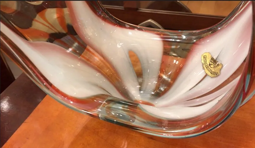 antico vetro di murano decorativo con toni rossi e bianchi