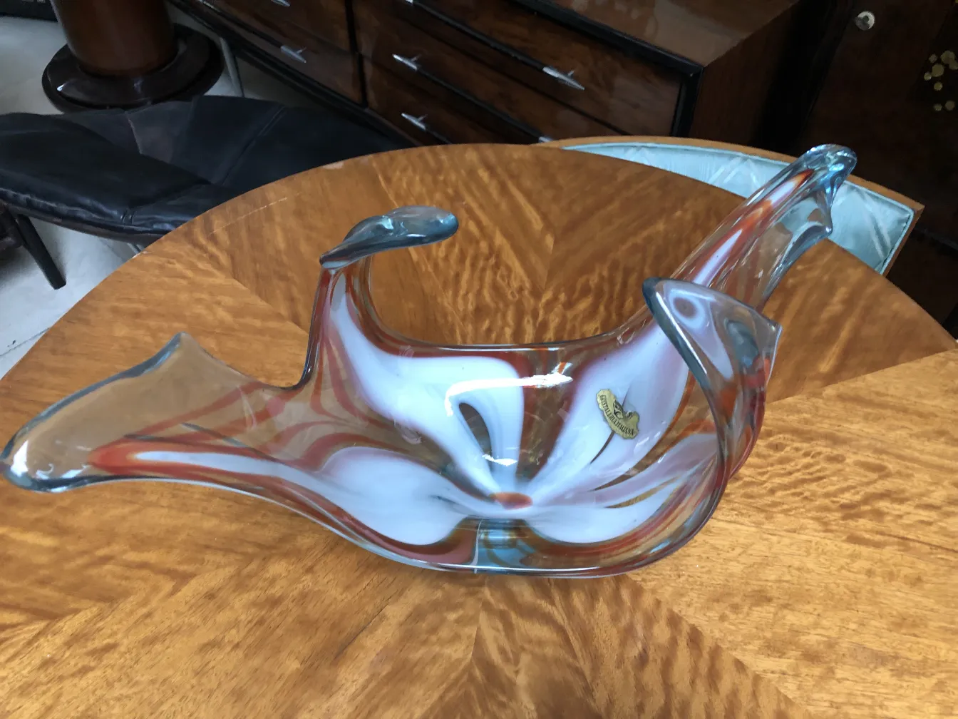 antiguo cristal de murano con formas elegantes en la mesa