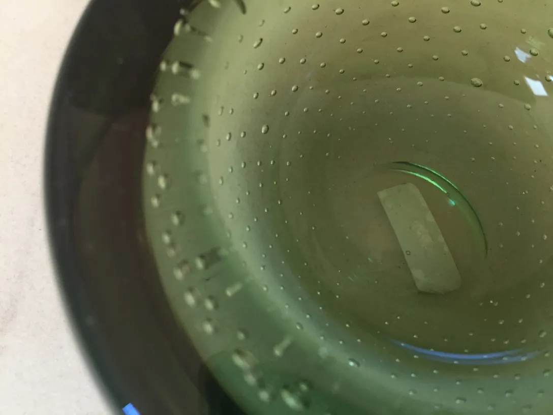 innenleben eines antiken murano-glas mit blasen