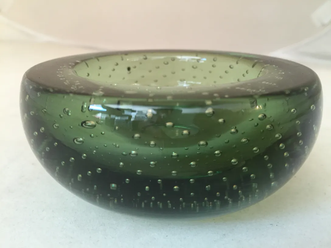 bol en cristal de murano vert avec des bulles