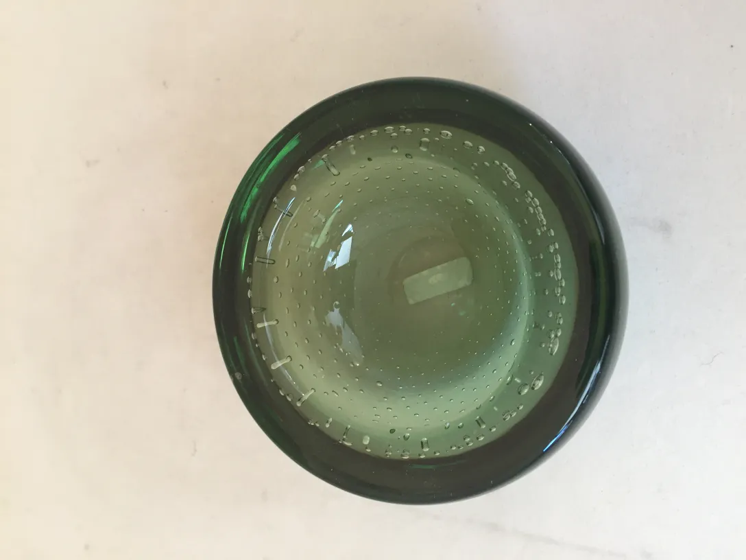 古老的穆拉诺玻璃的顶部视图，绿色调，带气泡