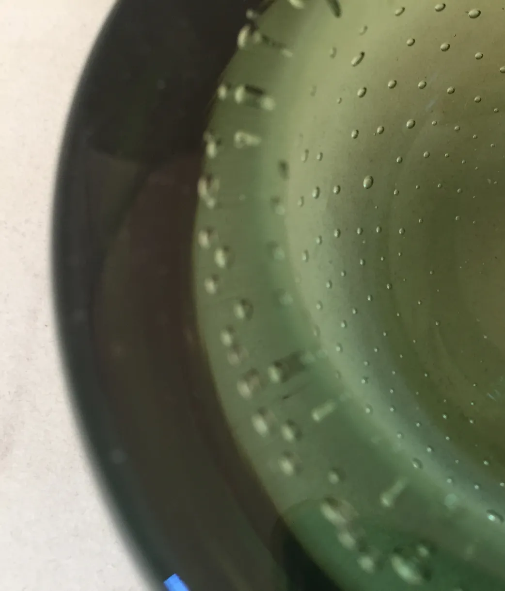 古いムラーノガラスには気泡と装飾的なディテールがあります