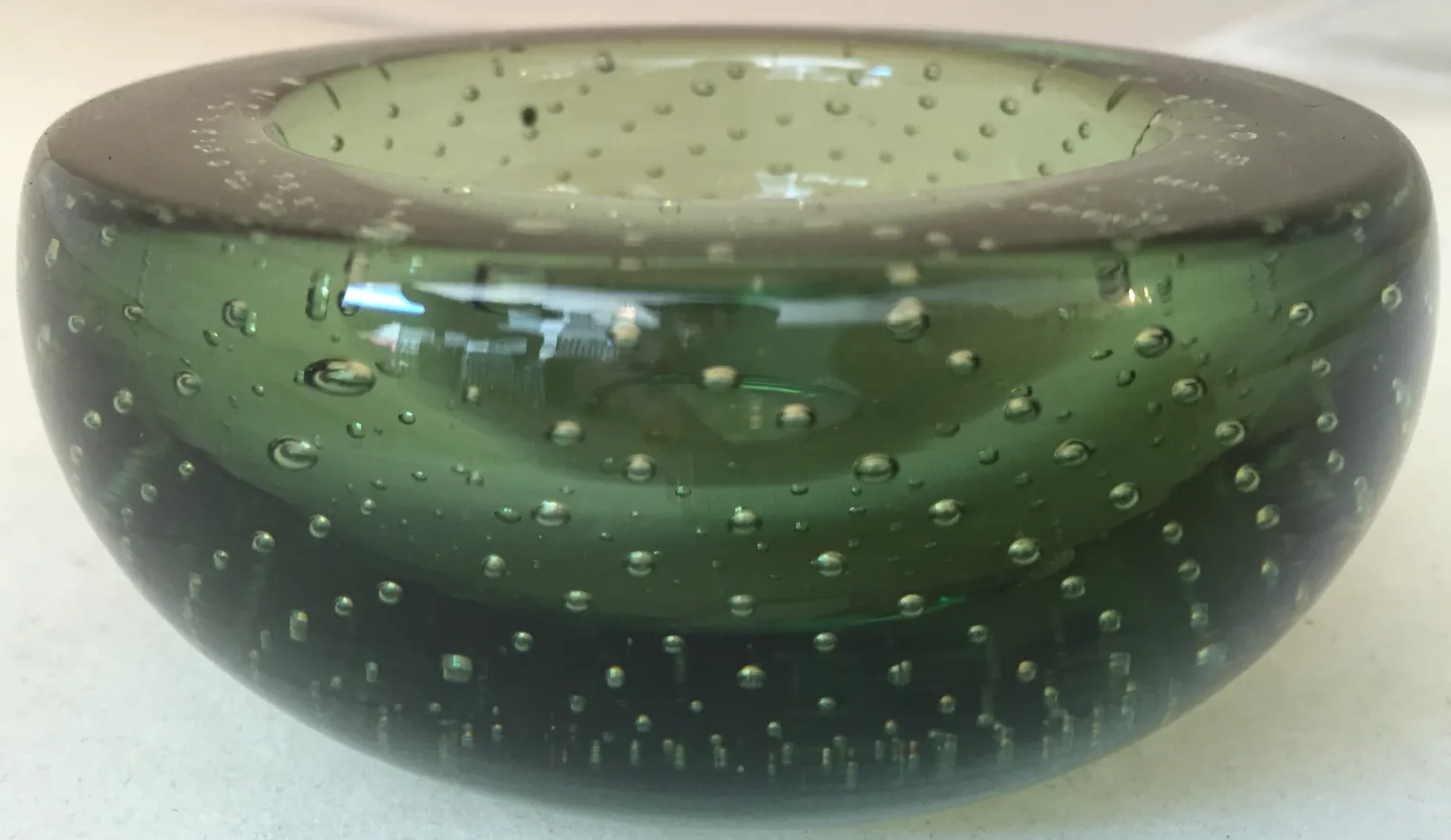 Antikes Murano-Glas mit Blasen in grüner Farbe, runde Form.