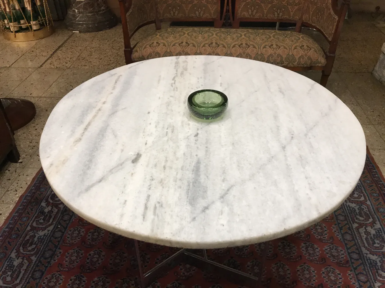 décoration antique en cristal de murano sur table blanche