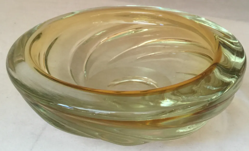 alte Murano-Glasdekoration mit sanften Kurven und goldenen Farbtönen