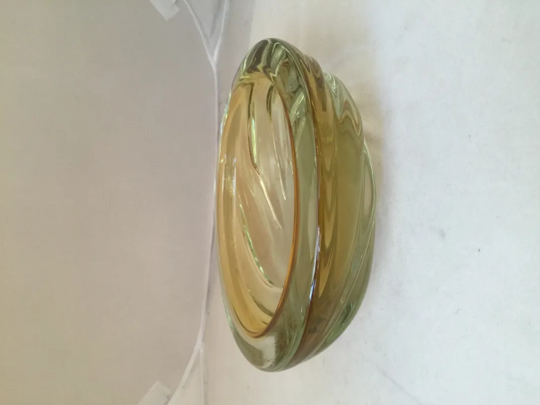 antigo cristal de murano com design ondulado e cores suaves