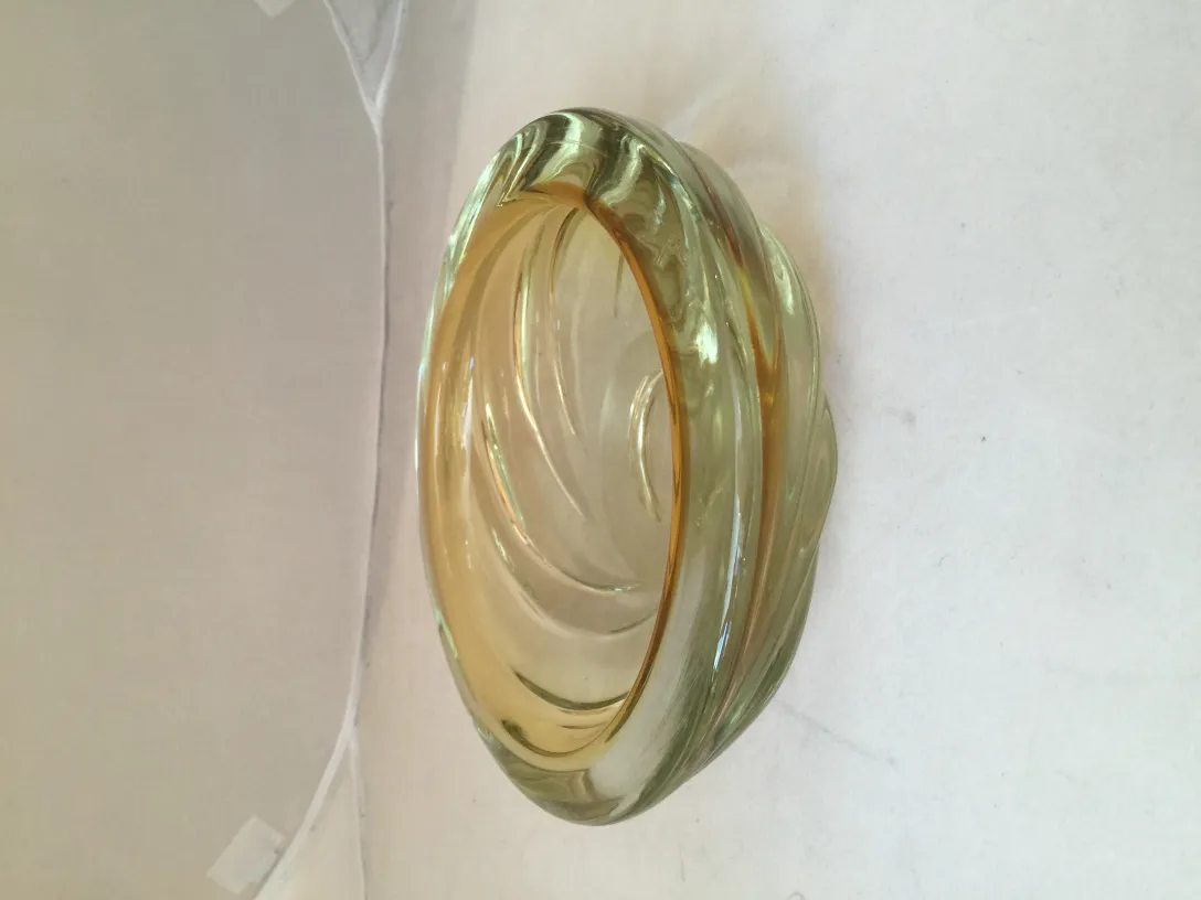 Antico vetro di Murano con design a spirale e tonalità dorata