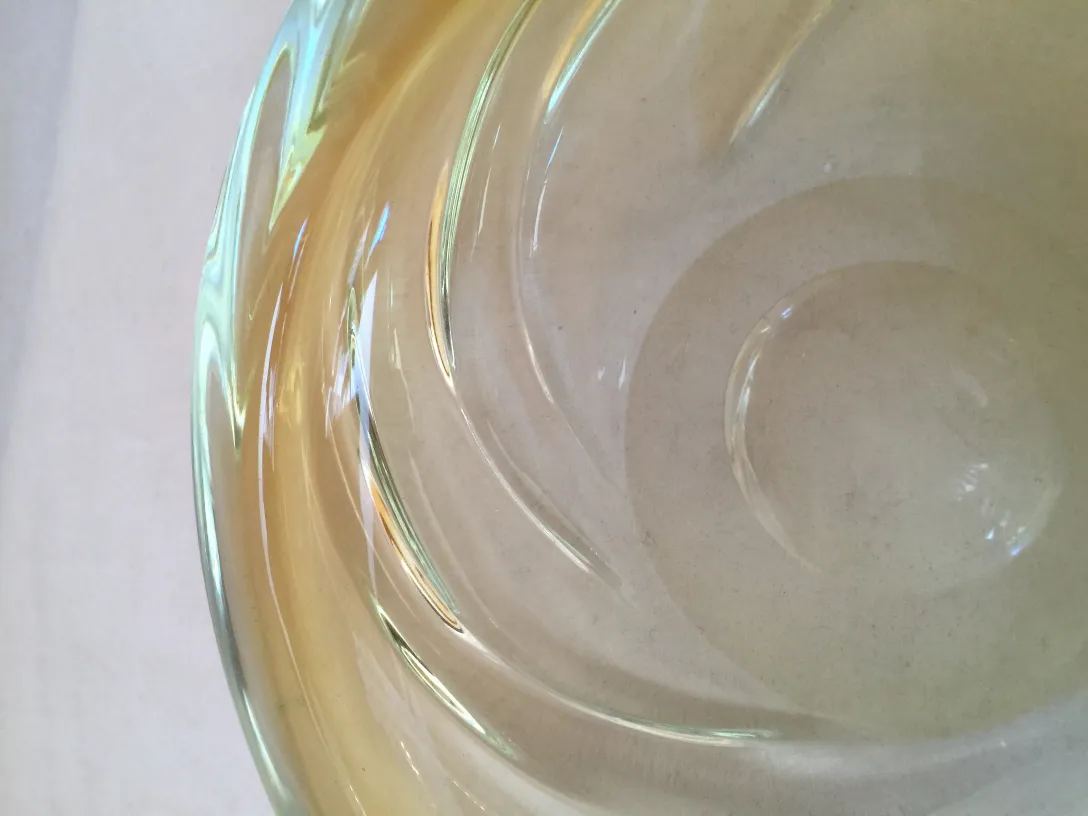 bol en cristal de murano avec des formes ondulées et de couleur claire