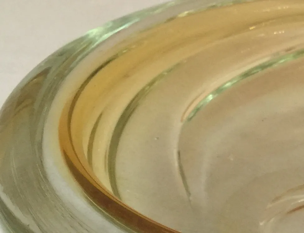 detalles dorados en antiguo cristal de murano con formas suaves